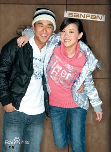 张默(Mo Zhang)默默代言的三番服饰性感图片图集