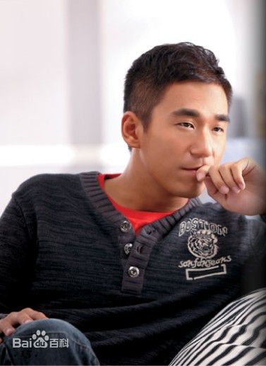 张默(Mo Zhang)默默代言的三番服饰性感图片图集