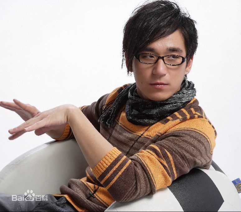 张默(Mo Zhang)默默代言的三番服饰性感图片图集