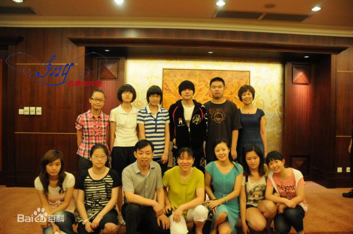 周杰伦(Jay Chou)与歌迷合影图片图册