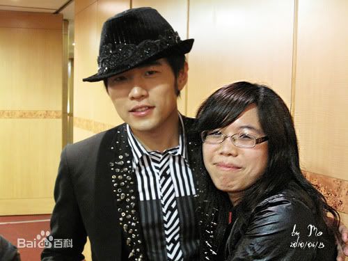 周杰伦(Jay Chou)与歌迷合影图片图册