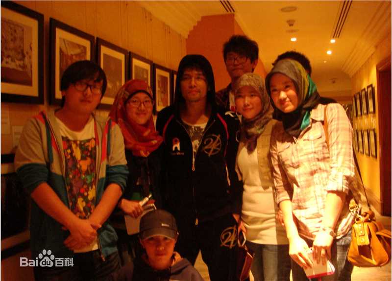 周杰伦(Jay Chou)与歌迷合影图片图册