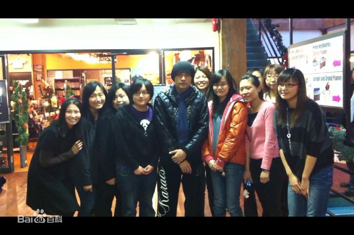 周杰伦(Jay Chou)与歌迷合影图片图册