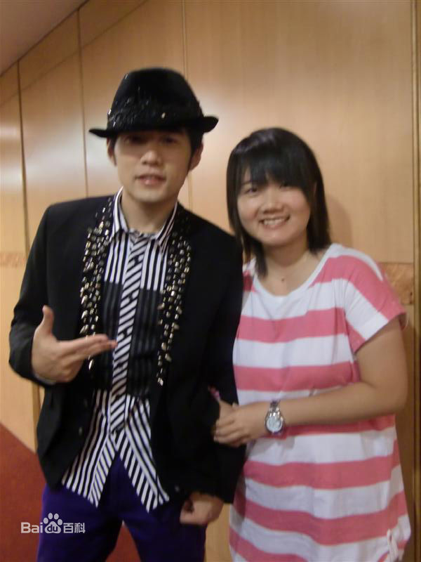周杰伦(Jay Chou)与歌迷合影图片图册