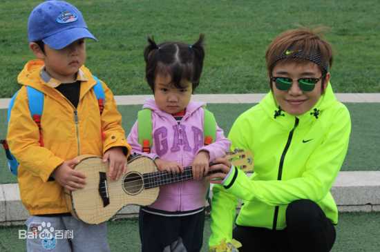 许飞公益活动壁纸壁纸