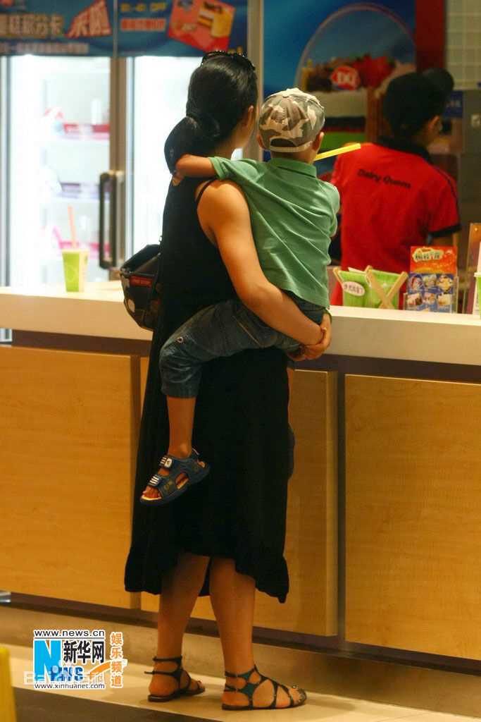 周韵与儿子在一起图片图册