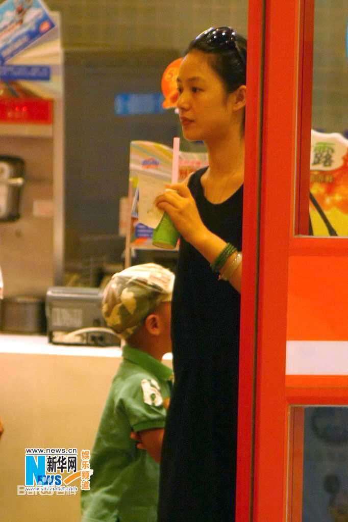 周韵与儿子在一起图片图册