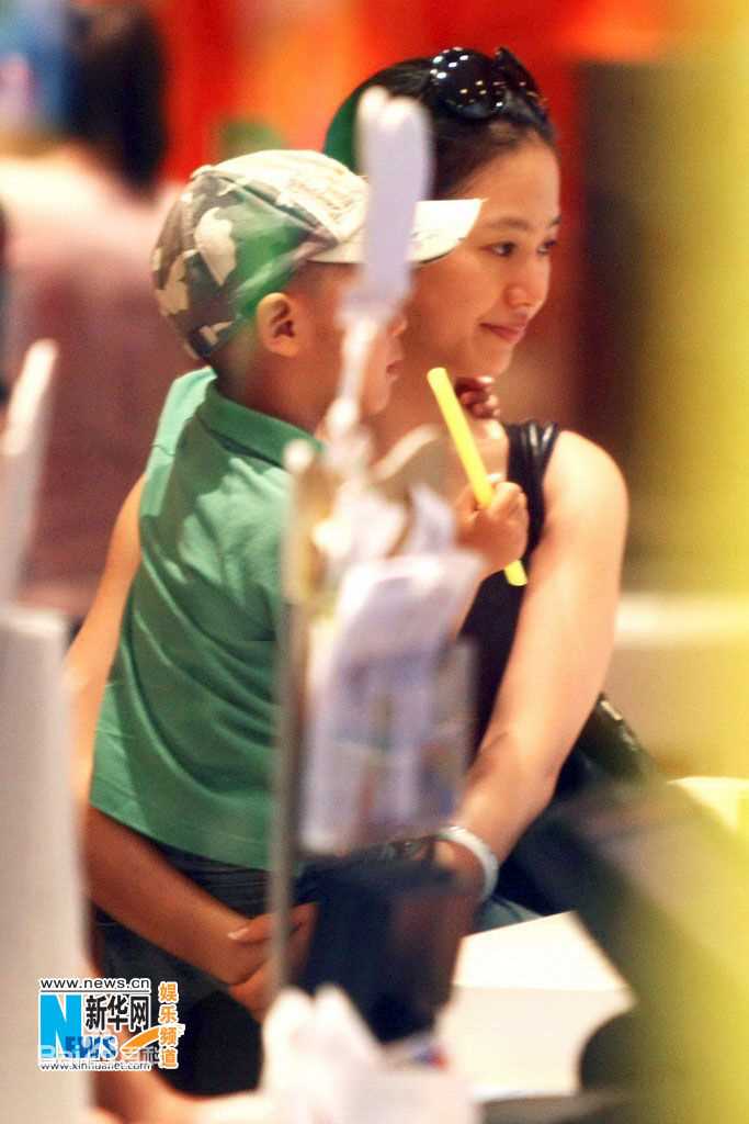 周韵与儿子在一起图片图册