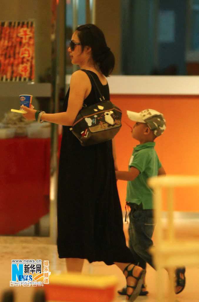 周韵与儿子在一起图片图册