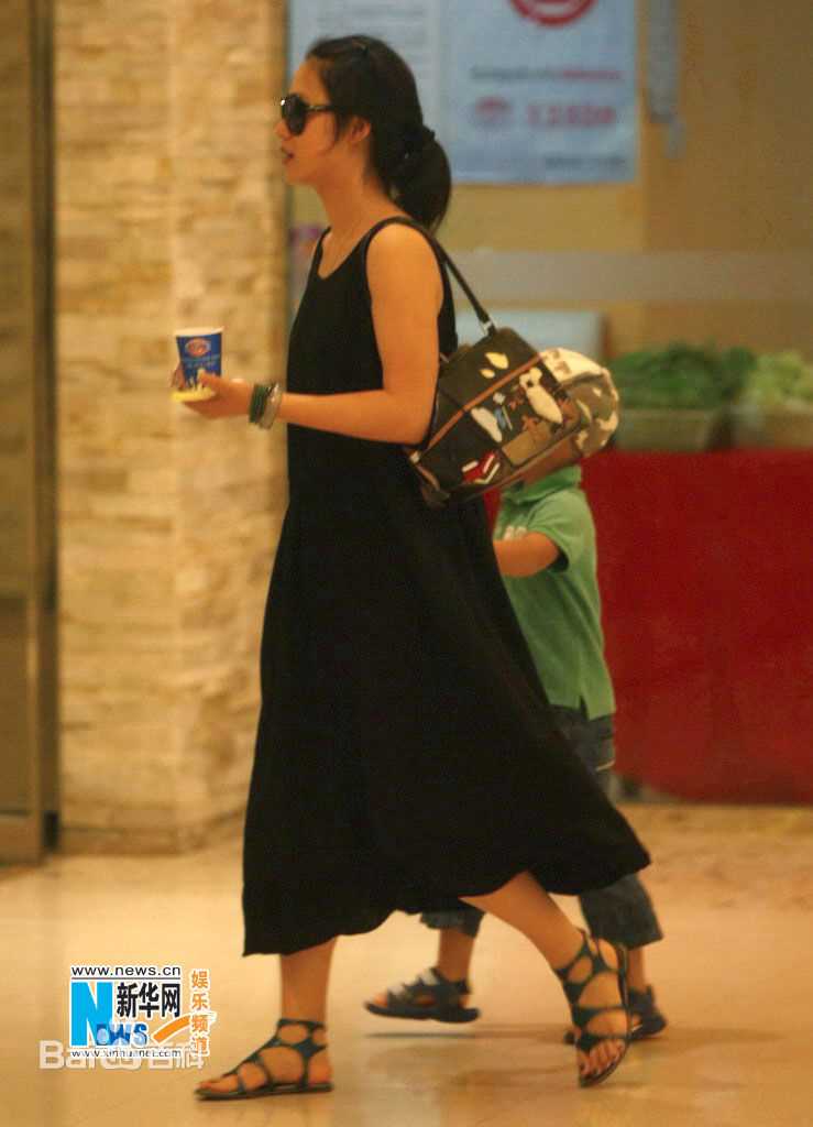 周韵与儿子在一起图片图册