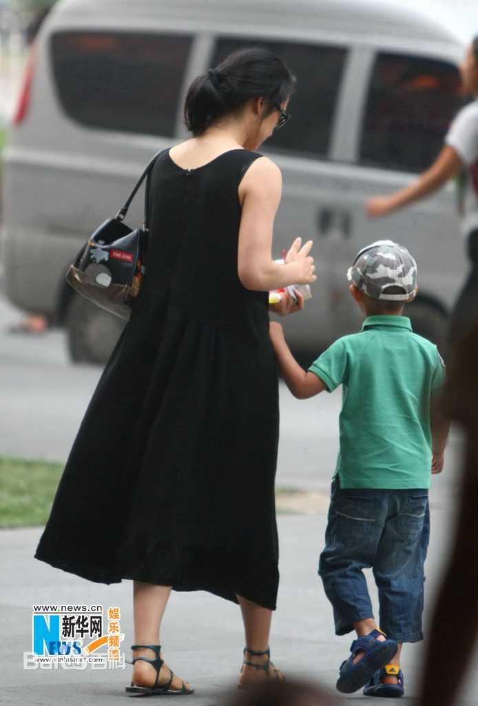 周韵与儿子在一起图片图册