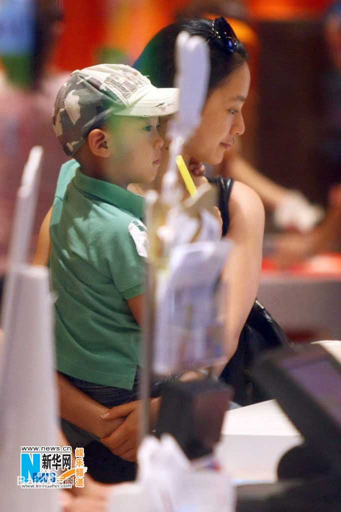 周韵与儿子在一起图片图册