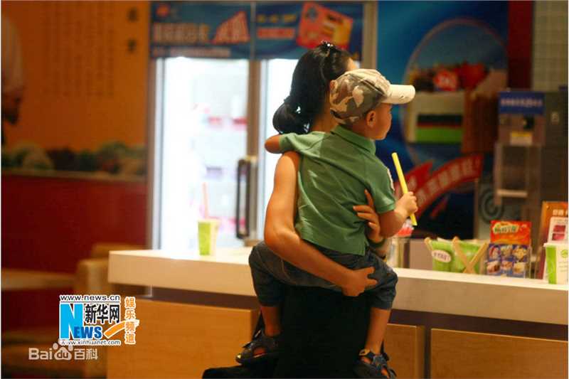 周韵与儿子在一起图片图册