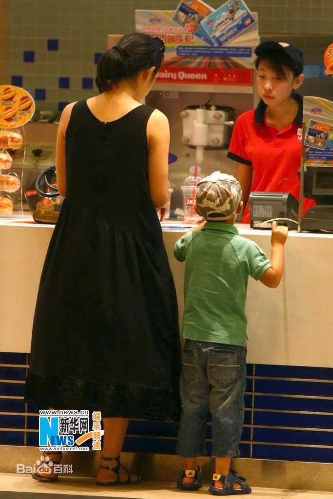 周韵与儿子在一起图片图册