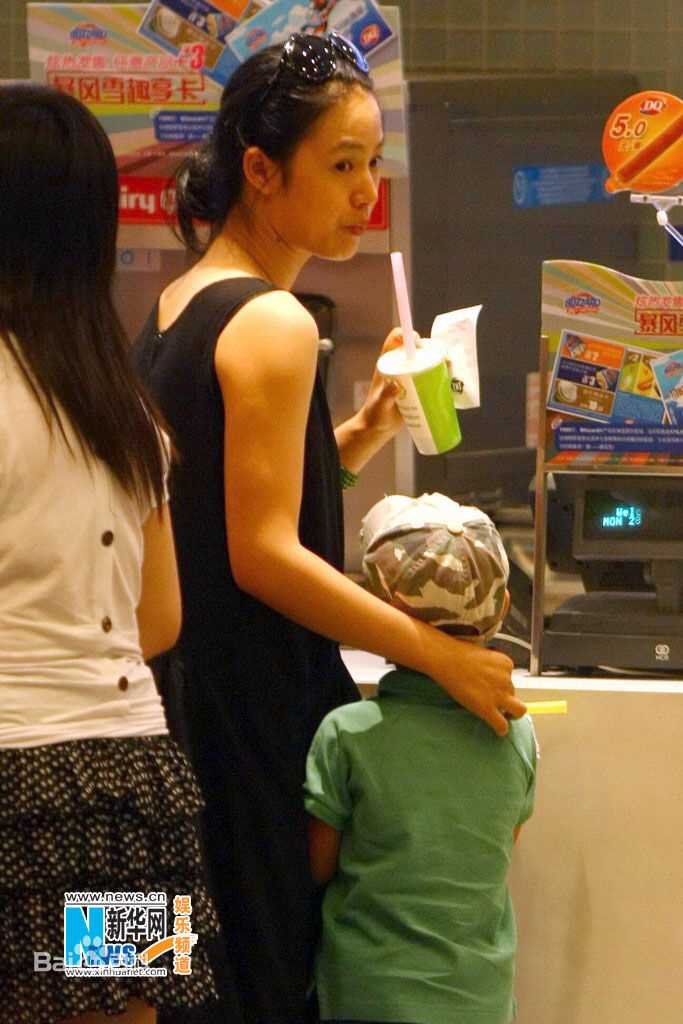 周韵与儿子在一起图片图册