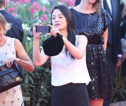 周韵姜文牵手图册