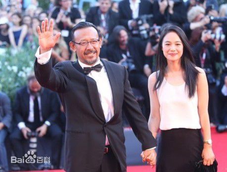 周韵姜文牵手图册