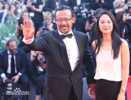 周韵姜文牵手图册