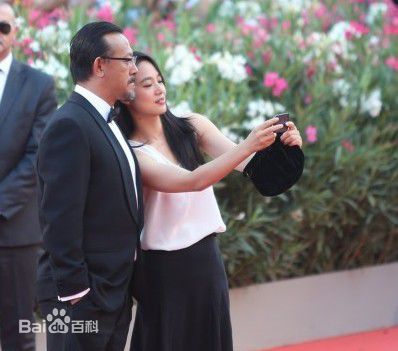 周韵姜文牵手图册