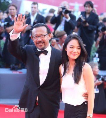 周韵姜文牵手图册