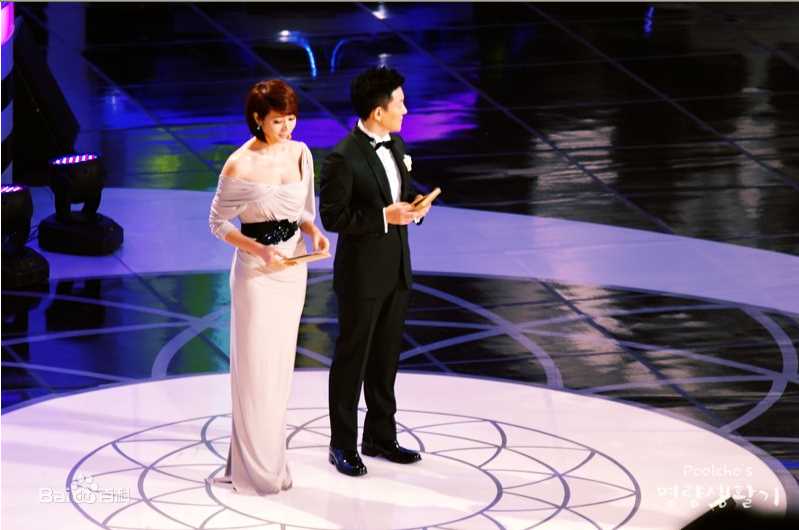 李凡秀(，Lee Bumsoo)第三次主持青龙奖壁纸壁纸