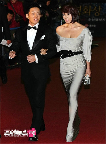 李凡秀(，Lee Bumsoo)第三次主持青龙奖壁纸壁纸