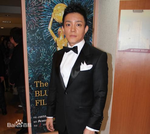 李凡秀(，Lee Bumsoo)第三次主持青龙奖壁纸壁纸