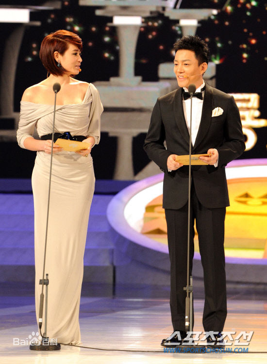 李凡秀(，Lee Bumsoo)第三次主持青龙奖壁纸壁纸