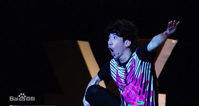 最新张达明(Cheung Tat Ming)在2006年《毒笃笑》舞台表演中的壁纸