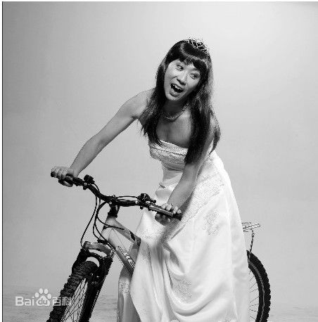 最新张达明(Cheung Tat Ming)在2006年《毒笃笑》舞台表演中的壁纸