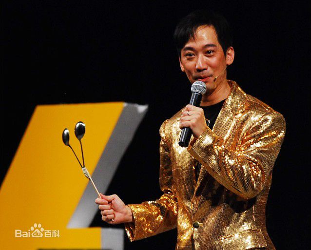 最新张达明(Cheung Tat Ming)在2006年《毒笃笑》舞台表演中的壁纸