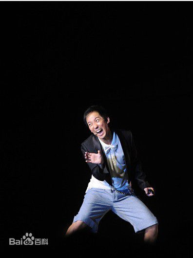 最新张达明(Cheung Tat Ming)在2006年《毒笃笑》舞台表演中的壁纸