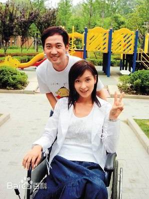 张达明(Cheung Tat Ming)与其他演员合影照前后照片