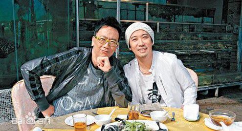 张达明(Cheung Tat Ming)与其他演员合影照前后照片