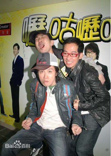 张达明(Cheung Tat Ming)与其他演员合影照前后照片