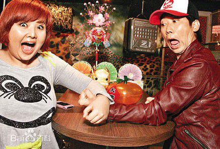 张达明(Cheung Tat Ming)与其他演员合影照前后照片