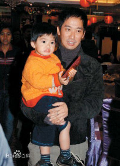 张达明(Cheung Tat Ming)与其他演员合影照前后照片