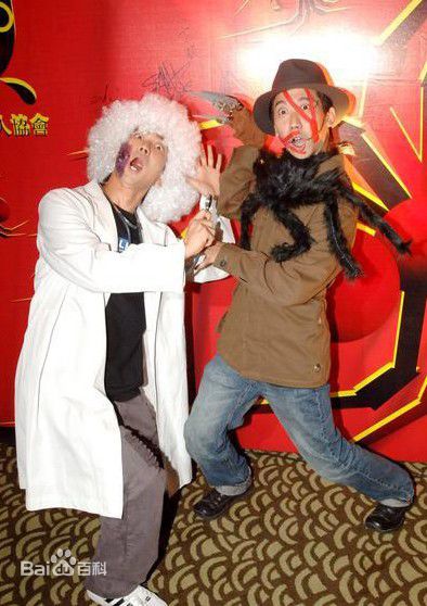 张达明(Cheung Tat Ming)与其他演员合影照前后照片