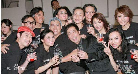 张达明(Cheung Tat Ming)与其他演员合影照前后照片