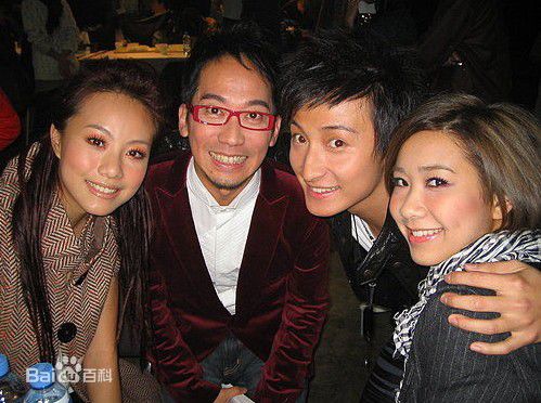 张达明(Cheung Tat Ming)与其他演员合影照前后照片