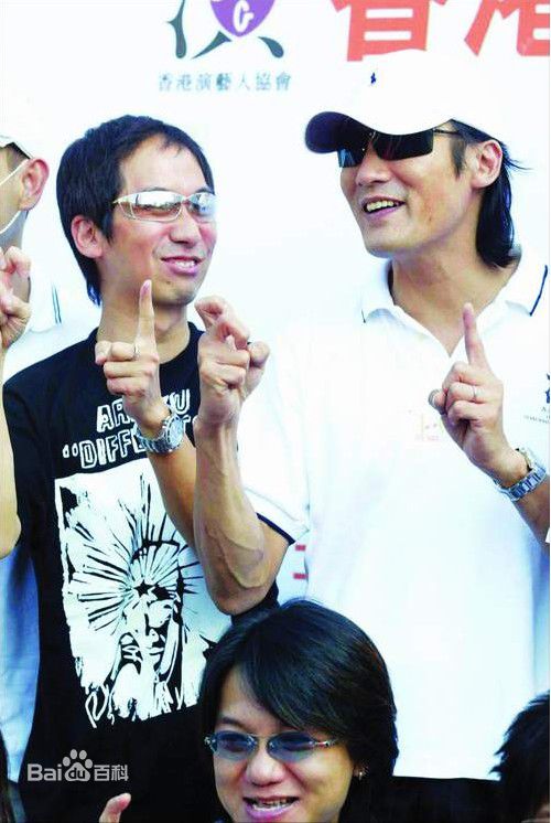 张达明(Cheung Tat Ming)与其他演员合影照前后照片