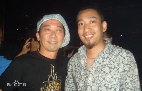 张达明(Cheung Tat Ming)与其他演员合影照前后照片