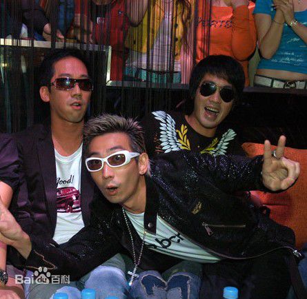 张达明(Cheung Tat Ming)与其他演员合影照前后照片