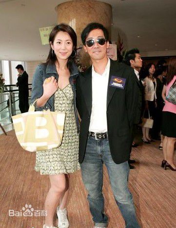 张达明(Cheung Tat Ming)与其他演员合影照前后照片