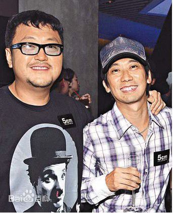 张达明(Cheung Tat Ming)与其他演员合影照前后照片