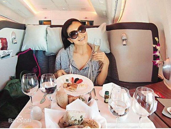 伍咏薇(Christine Ng)生活照前后照片