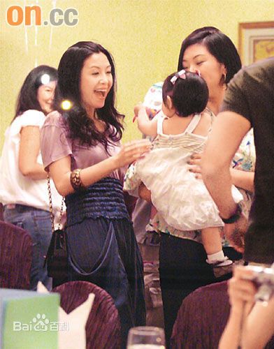 伍咏薇(Christine Ng)生活照前后照片