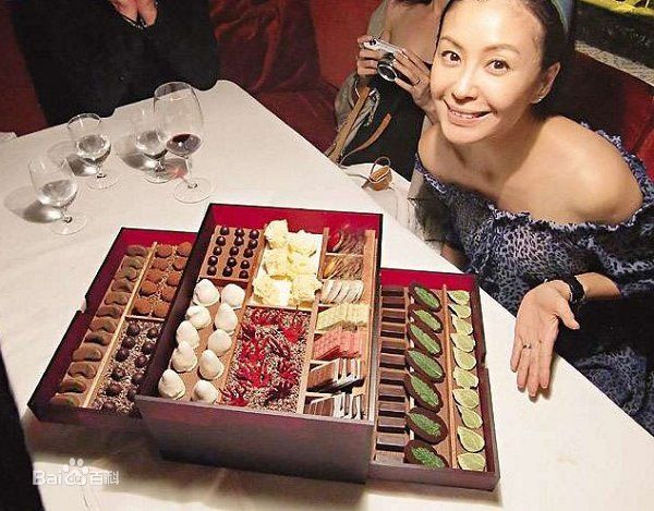 伍咏薇(Christine Ng)生活照前后照片