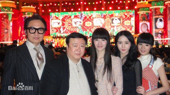 尤小刚马景涛甘当绿叶生活照