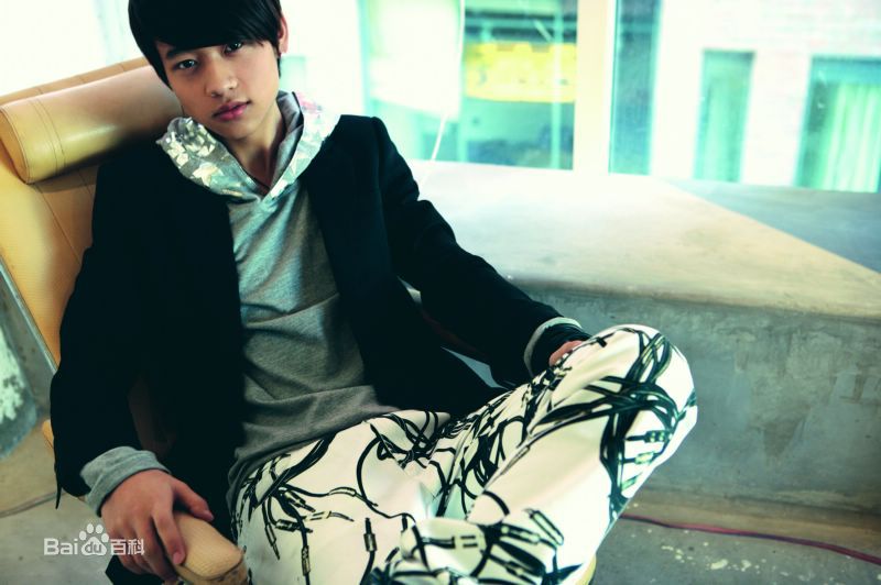 最新魏晨(Vision Wei)在首张EP《乐天派》中的壁纸